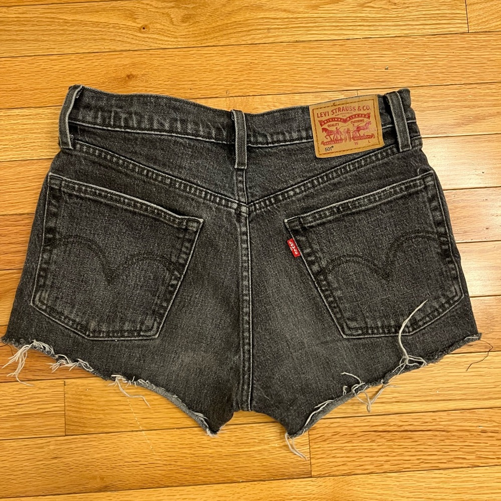 Levi’s 501 shorts w25
